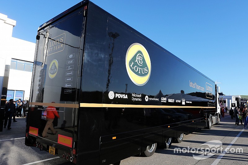 Caminhão da Lotus F1 Team chega no paddock