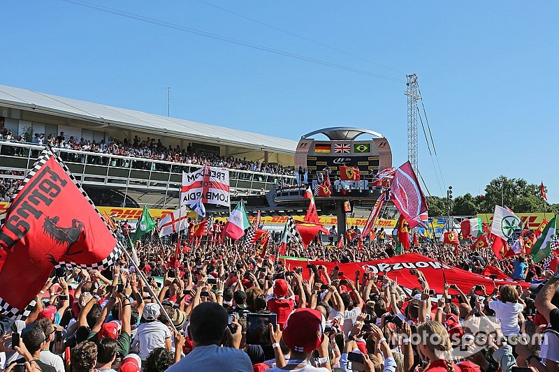 Los aficionados celebran en el podio