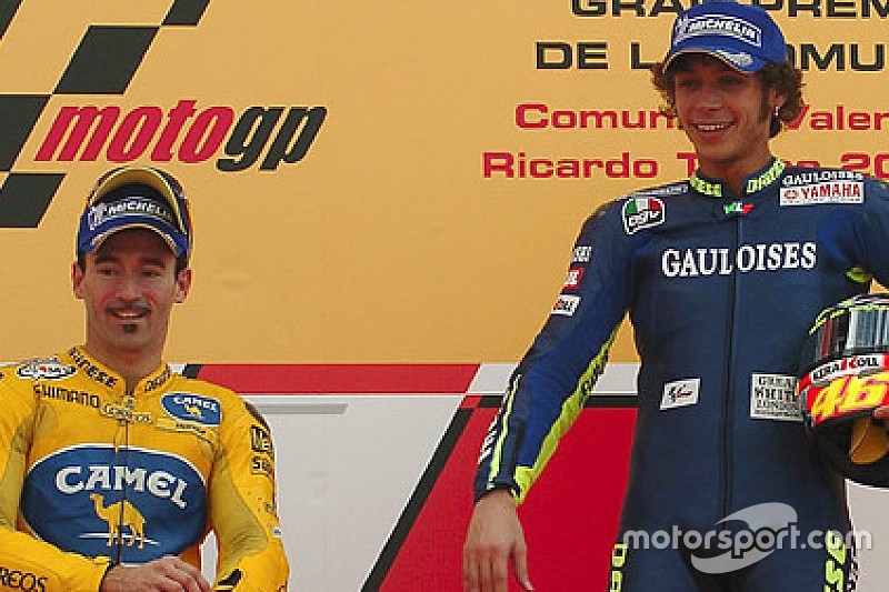 Pódio: vencedor Valentino Rossi com Max Biaggi e Troy Bayliss