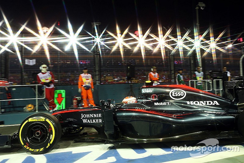 Jenson Button, McLaren MP4-30 sai dos pits