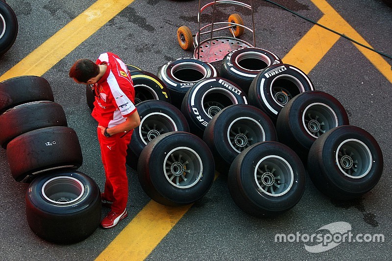 Mecânico da Ferrari com pneus Pirelli