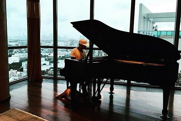 Hamilton admite "pressão horrível" e usa piano para relaxar