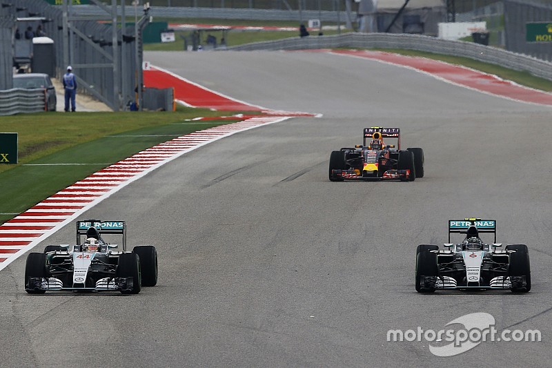 Lewis Hamilton, Mercedes AMG F1 W06 y Nico Rosberg, Mercedes AMG F1 W06 pelean por la posici&oacute;n