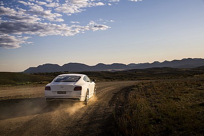 Video: Bentley Continental GT Speed brullend naar 331 km/u