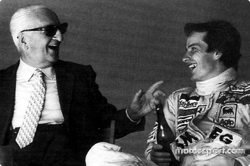 Enzo Ferrari y su hijo espiritual Gilles Villeneuve compartiendo una botella de Lambrusco despu&eacute;s de una sesi&oacute;n de pruebas