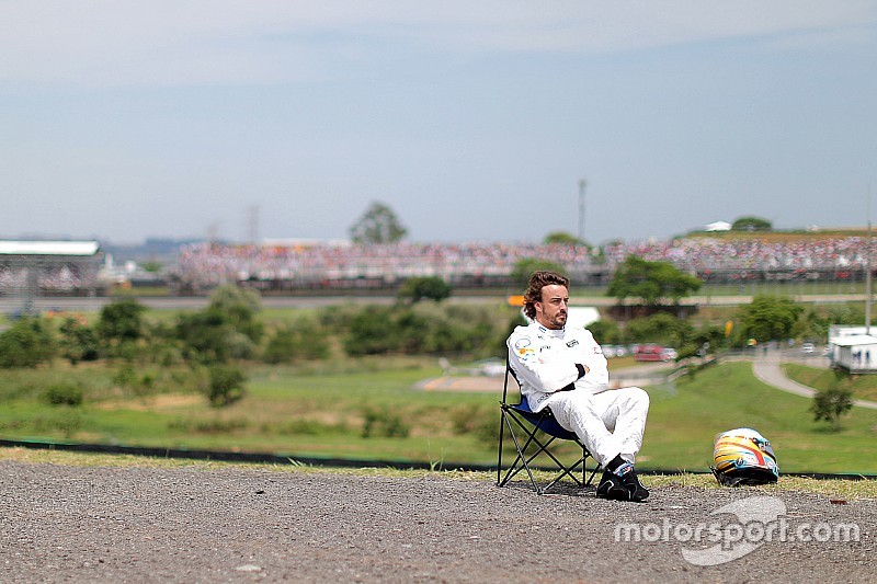 Fernando Alonso assiste treino de uma cadeira no circuito após ter que parar