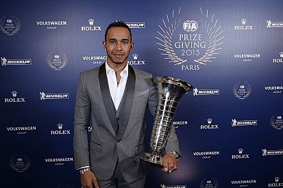 Lewis Hamilton ontvangt wereldtitelbokaal: 'Een droom'