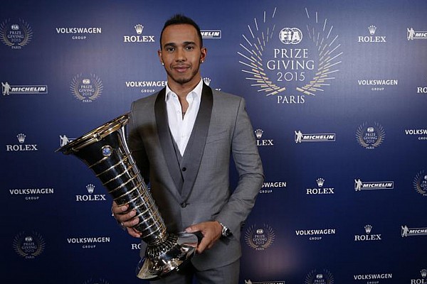 Hamilton recebe troféu do tri, mas Verstappen rouba cena