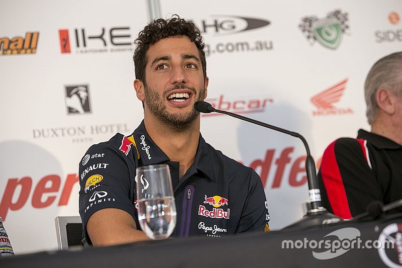 Daniel Ricciardo participa de evento da Red Bull em Perth, sua cidade natal. O australiano fez uma apresentação com o carro campeão de 2011 da escuderia