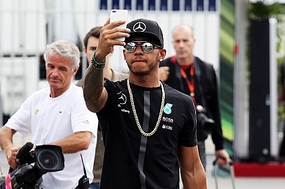 Hamilton: ‘Meer coureurs moeten hun persoonlijkheid tonen’