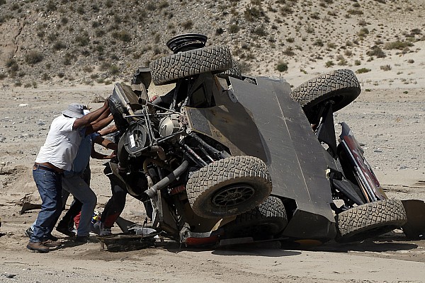 Loeb joga a toalha por vitória no Dakar após capotar carro