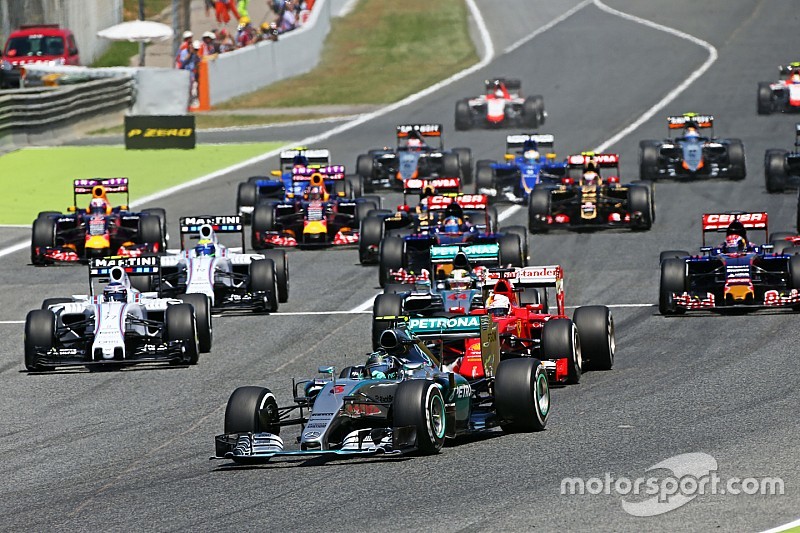 El inicio de la carrera: Nico Rosberg, Mercedes AMG F1 W06, lidera al grupo