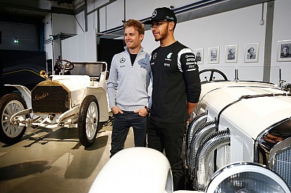 Mercedes geeft coureurs meer vrijheid om tegen elkaar te racen