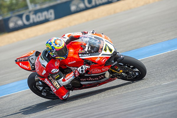 Chaz Davies lleva la Ducati a los pies del podio en la Carrera 1 en Buriram