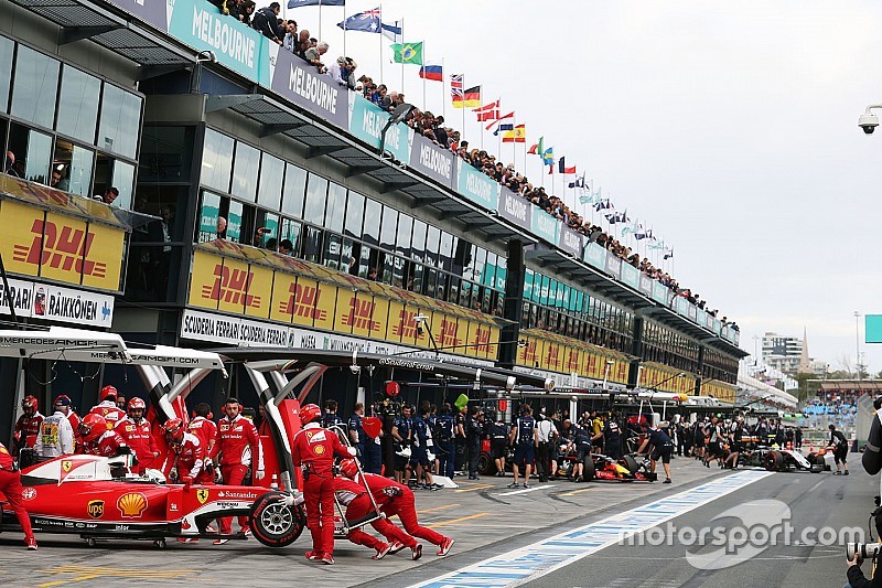 Sebastian Vettel, Ferrari SF16-H in the pits