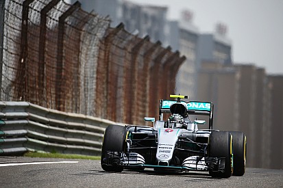 Grand Prix von China: Nico Rosberg Schnellster, Reifenschäden stören erstes Freie Training