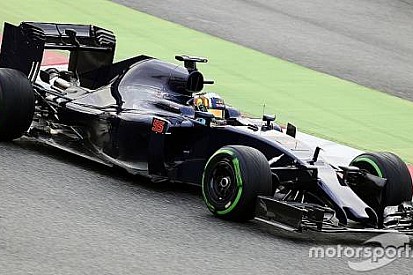 Toro Rosso'nun yeni SRT11'i Barcelona'ya yetiştirdi