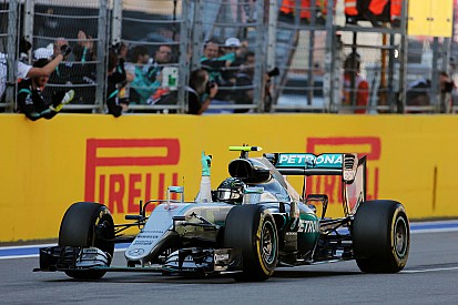 Mercedes schrijft open brief, ontkent voortrekken Rosberg