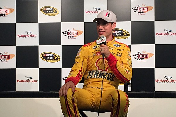 Logano ayuda a cumplir a un joven con cáncer su lista de deseos