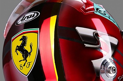 Egy Ferrari Enzóról „származik” az ágaskodó paripa Vettel új sisakján