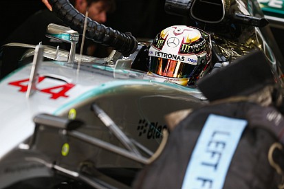 Hamilton nyerte a Bahreini Nagydíj időmérőjét az „Ezeréves Sólyommal”! Vettel a második a Ferrarival Rosberg, és Raikkönen előtt