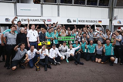 Egy jó győztesnek tudnia kell bocsánatot kérni - lehetetlen helyzetben a Mercedes?