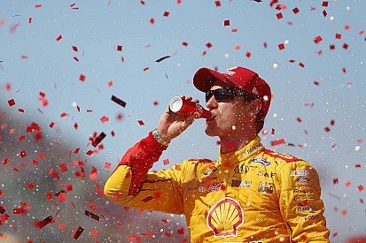 Joey Logano gagne sur l’ovale du Michigan