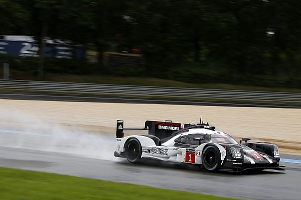 La lluvia permite a Porsche mantener la pole position
