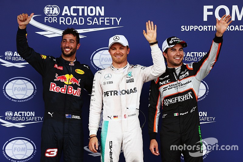 Los tres primeros clasificados en parc ferme: Daniel Ricciardo, Red Bull Racing RB12, tercero; Nico 