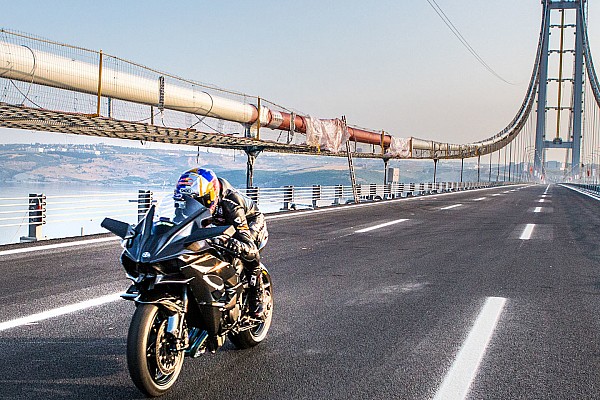 Video: récord a 400 km/h en moto