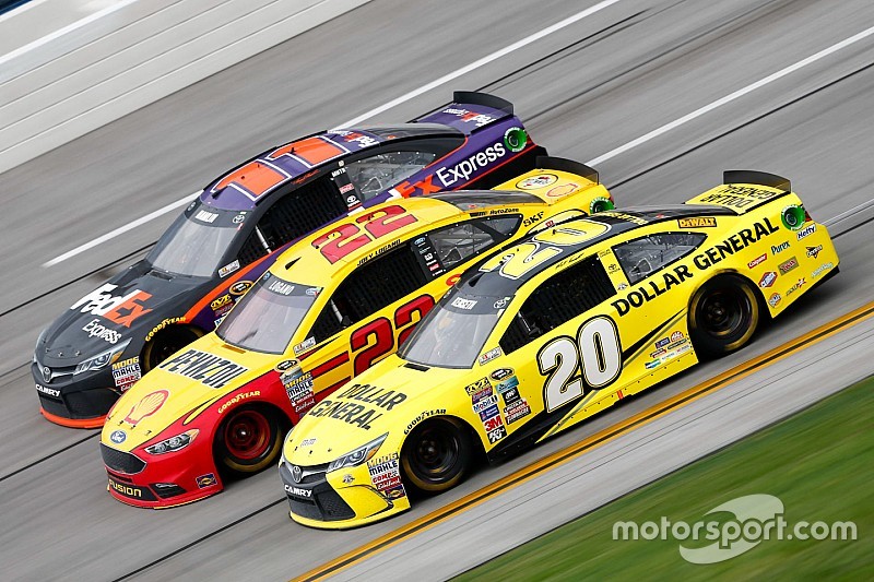 Matt Kenseth, Joe Gibbs Racing Toyota, Joey Logano, Team Penske Ford, und Denny Hamlin, Joe Gibbs Ra