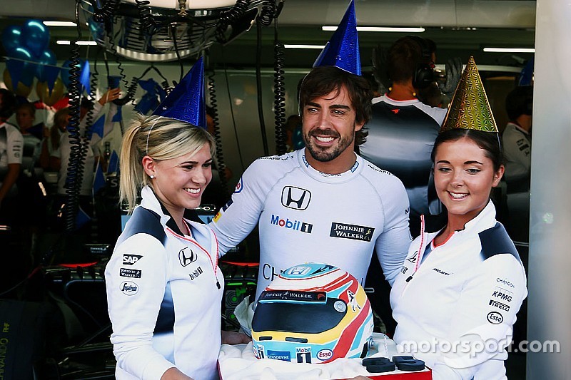 Fernando Alonso, McLaren celebra su 36 cumpleaños con un pastel y el equipo