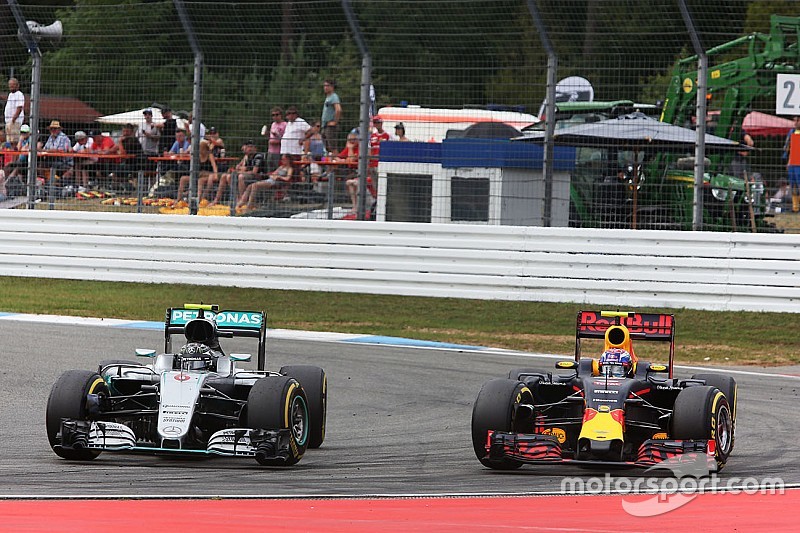 Nico Rosberg, Mercedes AMG F1 W07 Hybrid and Max Verstappen, Red Bull Racing RB12 battle for position