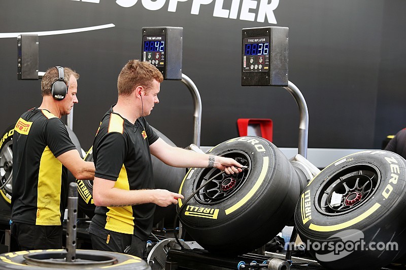 Técnicos de neumáticos Pirelli
