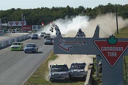 Wilder Crash bei Zieldurchfahrt der NASCAR-Trucks in Mosport