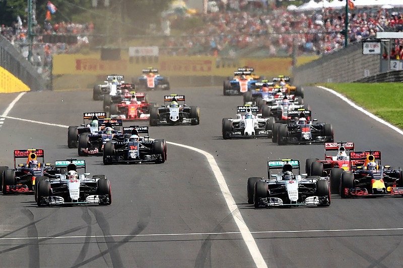 Start action: Lewis Hamilton, Mercedes AMG F1 W07 Hybrid leads Daniel Ricciardo, Red Bull Racing RB1