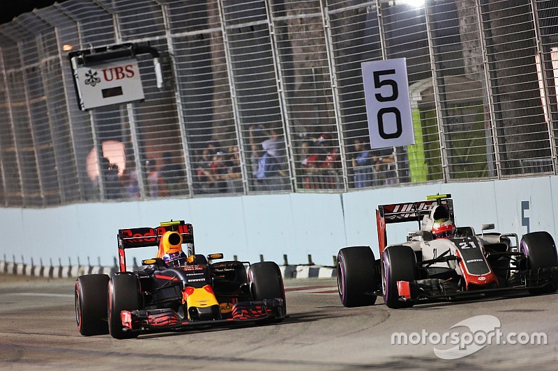 Max Verstappen, Red Bull Racing RB12 Y Esteban Gutiérrez, Haas F1 Team VF-16