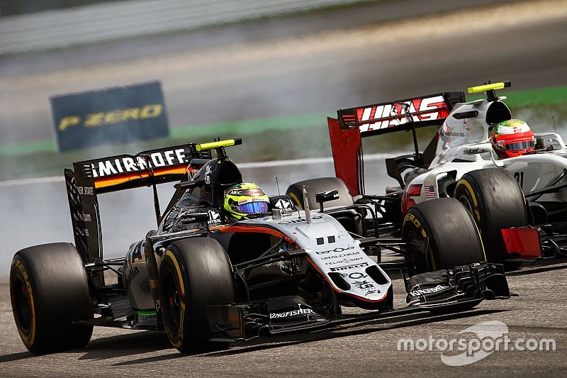 Sergio Perez, Sahara Force India F1 VJM09 and Esteban Gutierrez, Haas F1 Team VF-16 battle for position