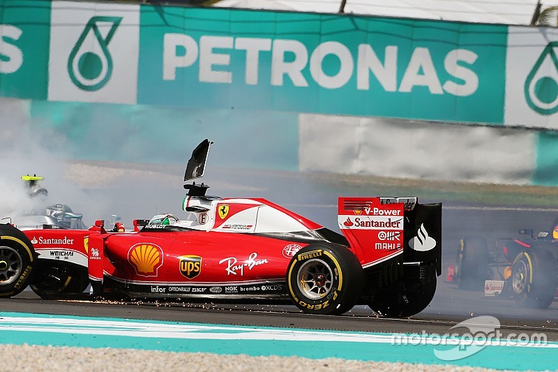 Sebastian Vettel, Ferrari SF16-H y Nico Rosberg, Mercedes AMG F1 W07 Hybrid chocan en el inicio de l