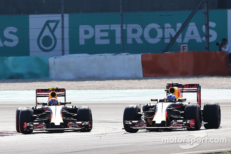 (L to R): Max Verstappen, Red Bull Racing RB12 battle for position with team mate Daniel Ricciardo, Red Bull Racing RB12
