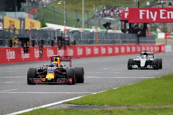 Mercedes entra com protesto contra Verstappen, mas desiste