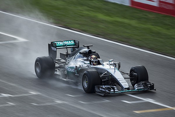 Mercedes volvió a sufrir la lluvia de Barcelona en el test de Pirelli