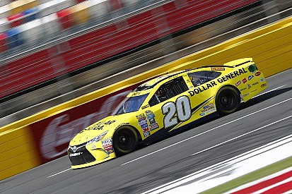 Kenseth lidera un triplete de Gibbs en Kansas