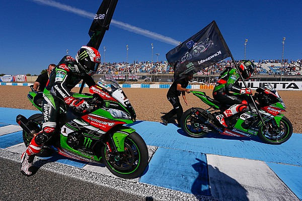 Sykes y Rea celebran el t&iacute;tulo de marcas de Kawasaki mientras se juegan su propio campeonato