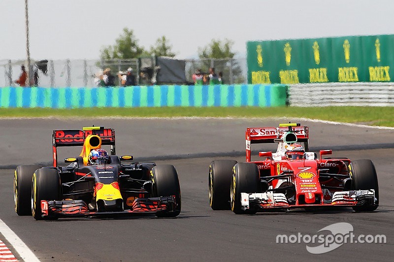 Max Verstappen, Red Bull Racing RB12 y Kimi Raikkonen, Batalla de Ferrari SF16-H para la posici&oacute;n