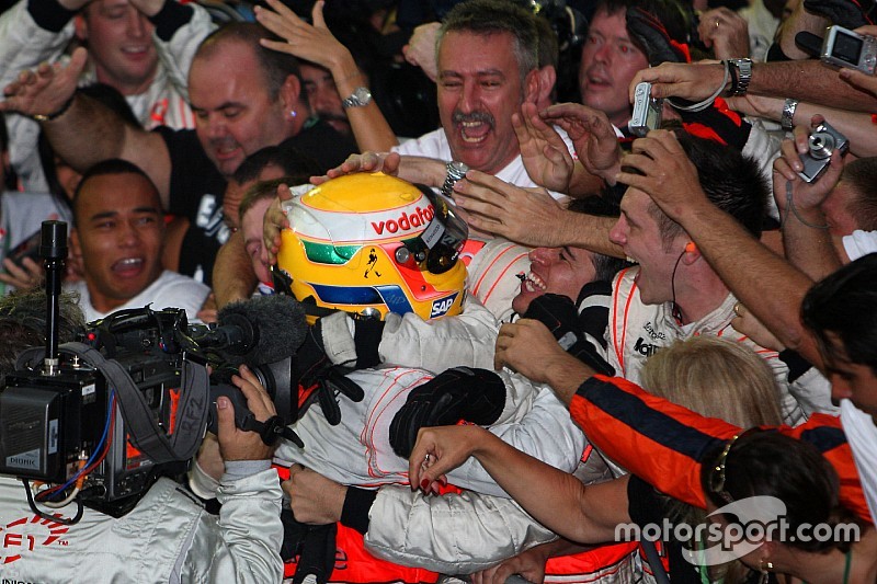 Campe&oacute;n del Mundo F1 2008, Lewis Hamilton, celebrando