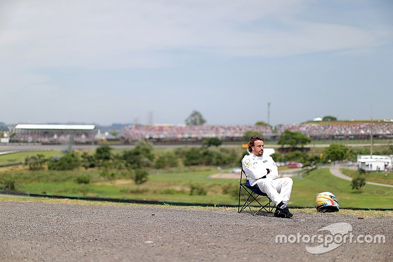 Fernando Alonso, McLaren observa la calificaci&oacute;n sentado en una silla a un lado del circuito despu&eacute;s de abandonar la calificaci&oacute;n