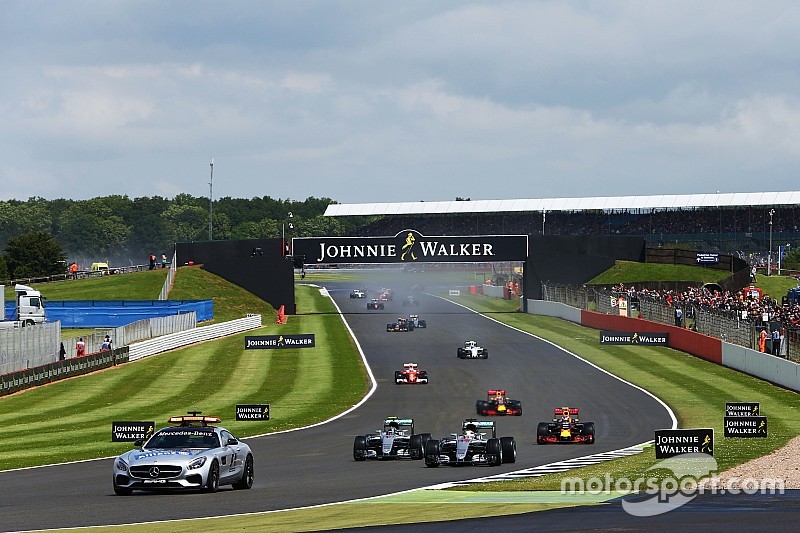 Lewis Hamilton, Mercedes AMG F1 W07 Hybrid lleva detrás del coche de seguridad FIA