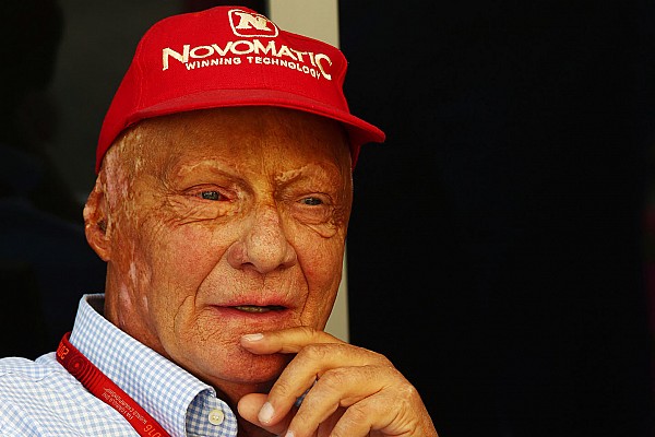 Lauda: "Se ha ofrecido pr&aacute;cticamente media F1 para sustituir a Nico"