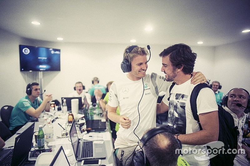 Nico Rosberg, de Mercedes AMG F1, 2016 victoria del Campeonato Mundial detr&aacute;s de las c&aacute;maras